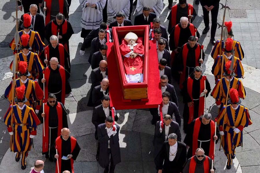 Orientações para as equipes de Liturgia e comunidades da Paróquia São João Batista durante os funerais do Papa Francisco